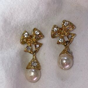 Vintage tied bow ribbon bright clear rhinestone stud white pearl drop earri